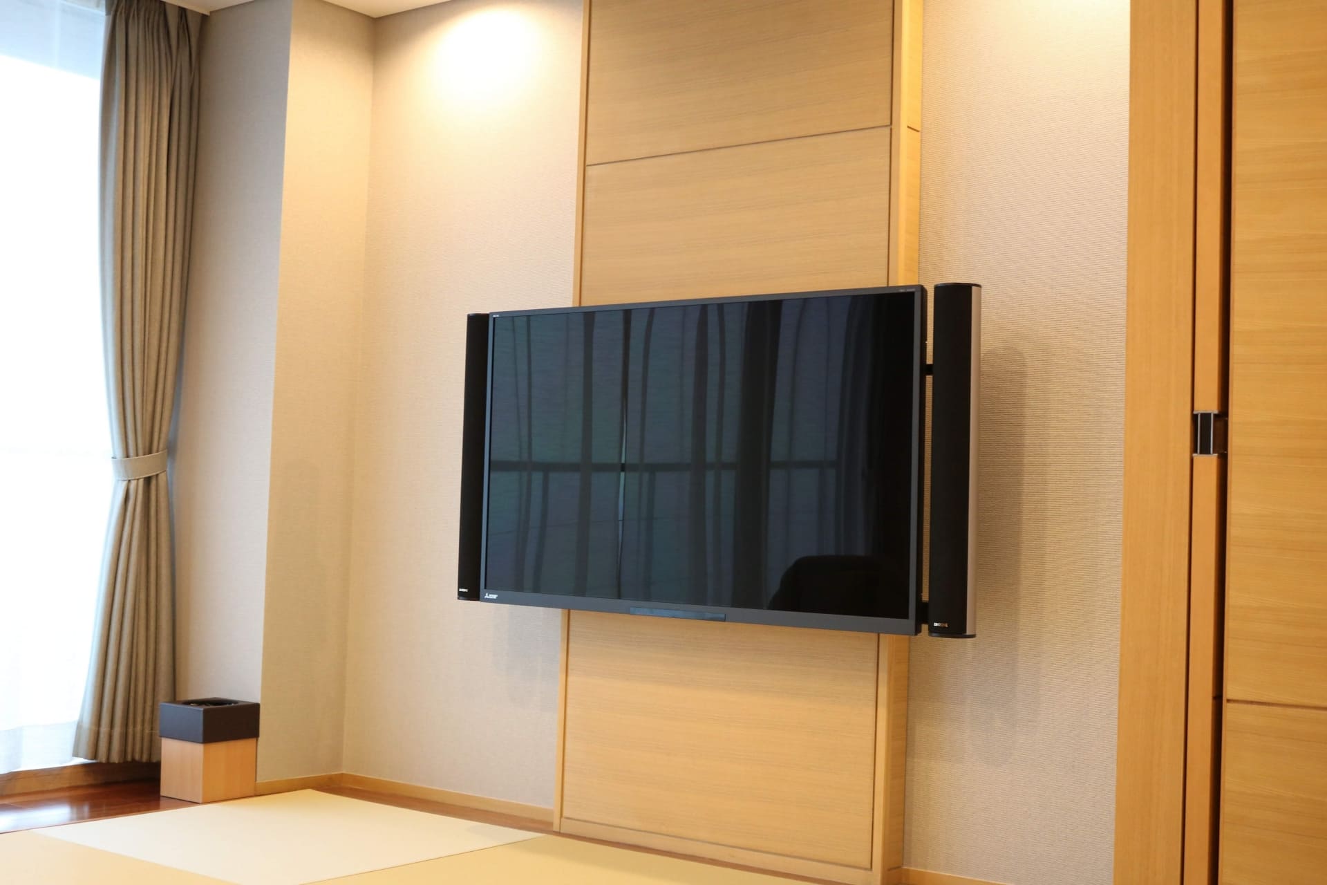 壁掛けテレビの配線を隠すには？スッキリ見せる方法